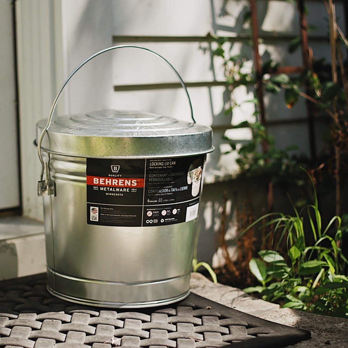 6 Gallon Rust Proof Galvanized Steel Locking Lid Trash Can F943